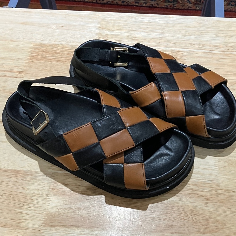 Alohas Marshmallow Scacchi Sandals in black/tan size 39